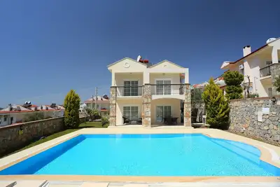 Image de Villa de luxe avec grande piscine et vue panoramique sur les montagnes de Babadag