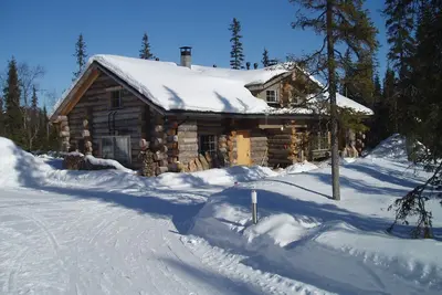 Image de Merveille D'Hiver Avec LUMIÈRES Du Nord Cabane en rondins Gregory A