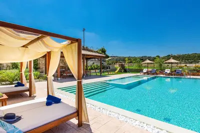 Ino Villa! Piscine privée de 100m2, compartiment spécial enfants, jacuzzi!