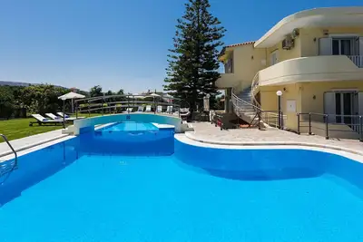 Piscine de 90m2, football, basket-ball, gymnase, aire de jeux, volley, ping-pong et bien plus encore