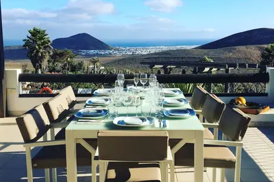Image de Villa de luxe pouvant accueillir jusqu'à 10 personnes avec piscine et immense jardin privé.