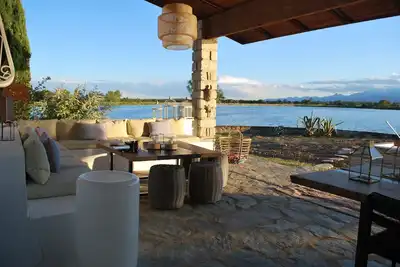 Image de Lake House avec une vue imprenable et une piscine d'eau salée en Corse