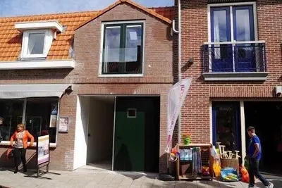 Image de Appartement confortable avec garage dans le centre de Domburg, à 100 mètres de la mer.