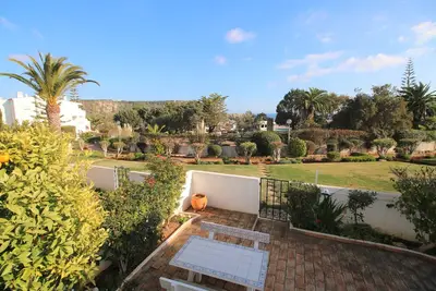 Image de Confortable appartement de 2 chambres avec un jardin et un peu de vue sur la mer
