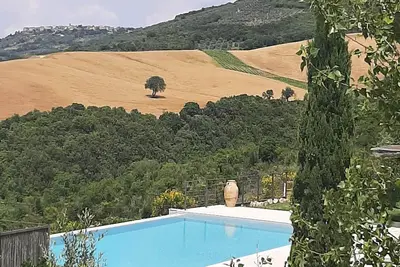 Image de Villa avec piscine privée à débordement avec vue imprenable sur les couchers de soleil.
