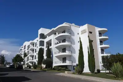 Image de Nouvel appartement donnant sur la piscine et le court de tennis avec vue sur la mer