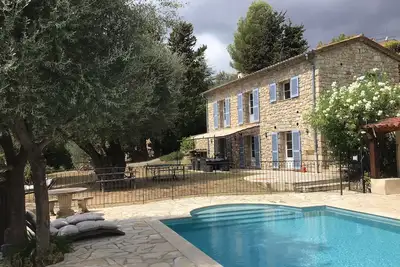 Image de Luxueuse maison en pierre avec piscine privée sécurisée et chauffée