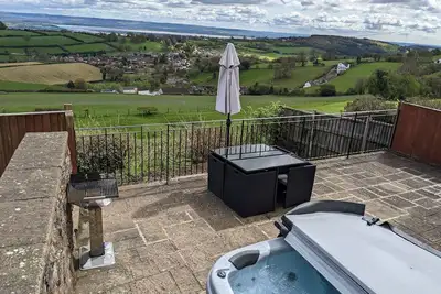 Image de gîte de caractère accueillant avec jardin clos et vue