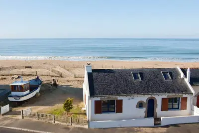Image de Maison de pêcheur sur la plage avec son bateau échoué à 2 pas du bourg