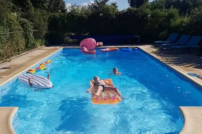 Image de Ferme de luxe avec piscine fermée chauffée à l'énergie solaire