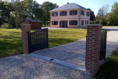 Image de Moderne et spacieuse maison de 5 chambres au coeur du joli village côtier vert