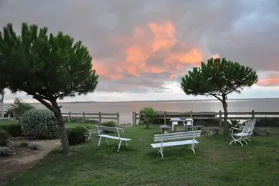 Image de Vue mer exceptionnelle. Maison de caractère avec accès direct à la plage