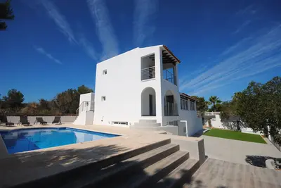 Image de Villa moderne avec piscine privée, à proximité de la plage et San Antonio Bay