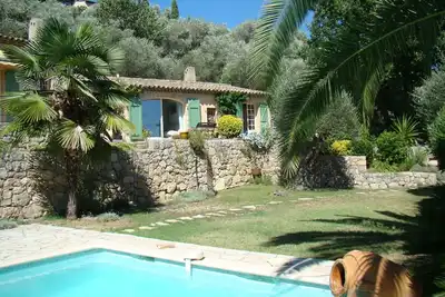 Mas provençal sous le joli village de Cabris