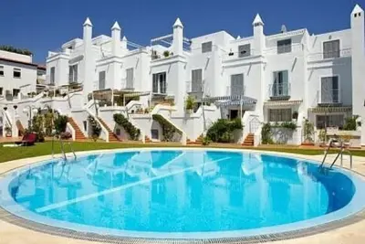 Image de Spacieuse Maison centrale Dans Parador alentours Avec piscine communautaire et Jardins