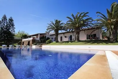 Image de La Calera est une magnifique villa avec une piscine imposante et une vue imprenable sur la mer