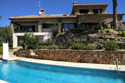 Image de Superbe villa au sommet d'une colline avec piscine privée et vue panoramique sur la mer