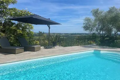 Image de Retraite paisible avec sel piscine et vue imprenable sur la campagne