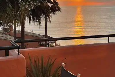 Image de Appartement moderne et confortable de trois chambres penthouse avec vue imprenable sur la mer