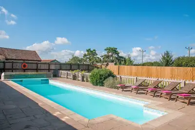 Image de Belle cabine près de Bath avec piscine chauffée pouvant accueillir jusqu'à 17 personnes