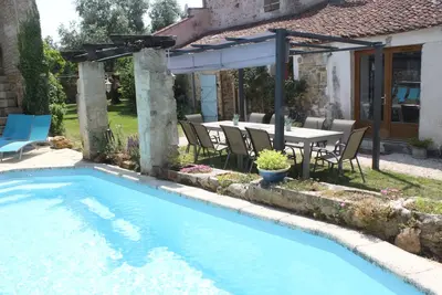 Gîte de 5 chambres avec piscine privée dans le cadre du village