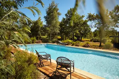 Image de Maison avec jardin et piscine.