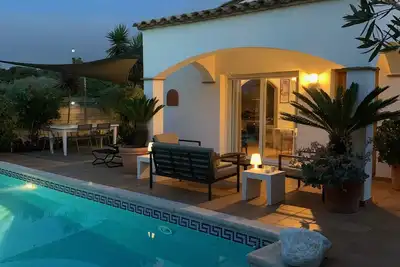 L'escala: Maison avec jardin et piscine privée, Wifi Gratuite