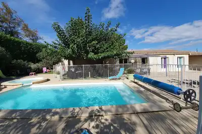 Image de Pavillon décoré avec soin-Climatisé - Piscine chauffée-Spa Wifi- Fibre