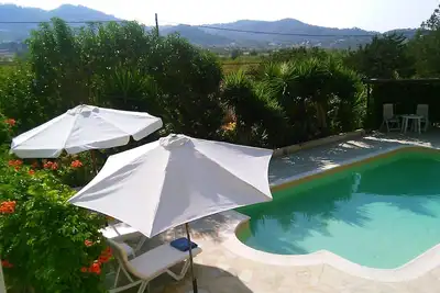 Image de Charmant studio 1 chambre avec piscine privée.