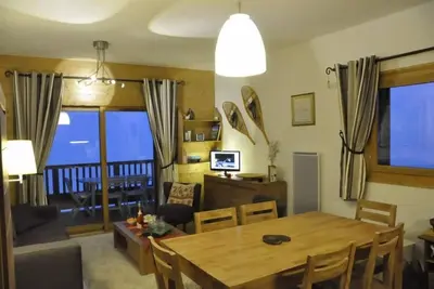 Image de Appartement contemporain avec terrasse dans un chalet de grand standing (Mgm)