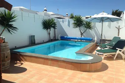 Image de Piscine chauffée, Très privé, jardin sans vis à vis, Wifi & Tv Uk.