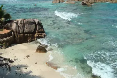 Image de Villa créole au toit de chaume sur la plage avec une vue incroyable sur l'océan