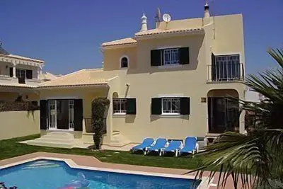Villa avec piscine privée, barbecue, sous-sol sportif et vue sur la mer