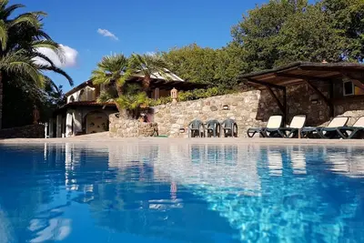 Image de Villa panoramique avec piscine et jardin