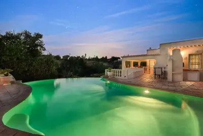 Image de Belle villa de 3 chambres avec piscine chauffée, à distance de marche de la ville et de la plage