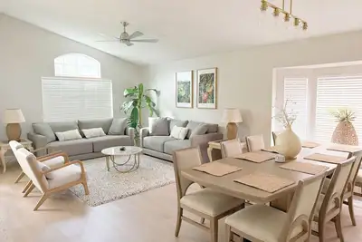 Image de Luxurious villa with stunning lake views, 3 mins from Disney