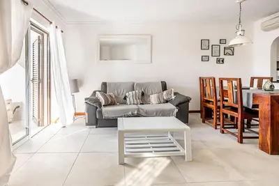 Image de Appartement rez de chaussée et jardin, air conditionné et U. K. Télévision et Internet gratuit