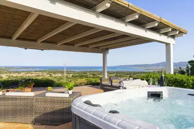 Image de Residence Rocca Rosa avec piscine donnant sur la mer, un spa, wi-fi, air conditionné, barbecue