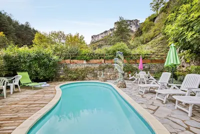 Image de Propriété privée isolée avec piscine et d’incroyables vues