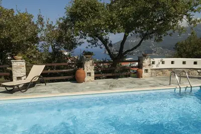 Image de Villa de luxe près du centre du village en terre verte \/ arbres \/ incroyable mer ouverte avec Port Vi