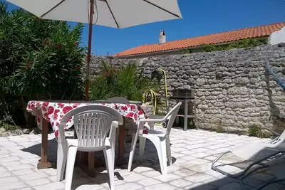 Image de Maison typique, au centre d'un petit village oléronnais, proche de la plage.