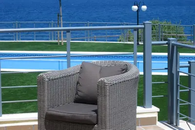 Image de appartement rez-de-jardin pleines vues sur mer dans résidence avec piscine. <br>