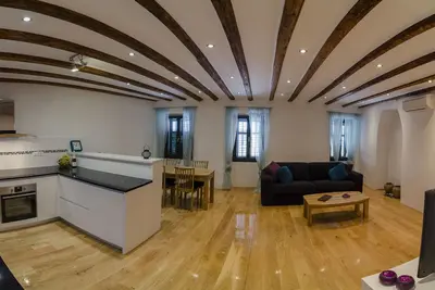 Image de Belle et originale vieille ville Appartement avec vue sur la mer.