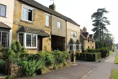 Image de Dove Cottage, Upper High Street Broadway, cottage en pierre classé avec parking