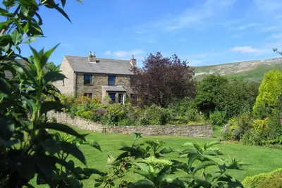 Image de Ashcroft Cottage Reeth, situé dans deux acres de jardin, rivière, étangs, vues étonnantes