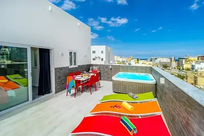 Image de Penthouse sur le toit avec vue sur la ville Jacuzzi profiter