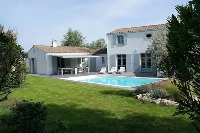 Image de Jolie villa avec piscine, jardin arboré proche plage et commerces