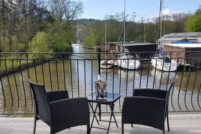 Image de Remise à bateaux moderne au bord de l'eau avec magnifique balcon sur la marina de Windermere