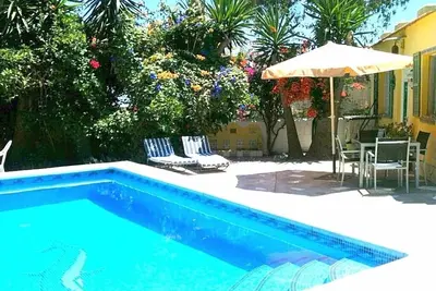 Image de Détendez-vous au bord de votre piscine privée entourée d'arbres, de fleurs ou promenez-vous sur la plage