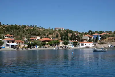 Image de Maison confortable avec jardin, bord de mer, dans petit port de pêche